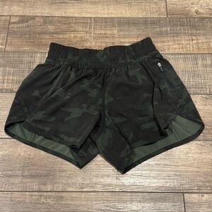 Lululemon Tracker Short V 4” Size 6 Incognito Camo Multi Gator Green Women's